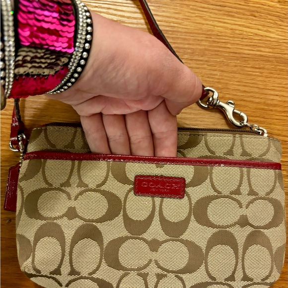 PARK SIGNATURE MEDIUM WRISTLET (COACH F51685) Khaki/burgundy Great used shape - Picture 8 of 16